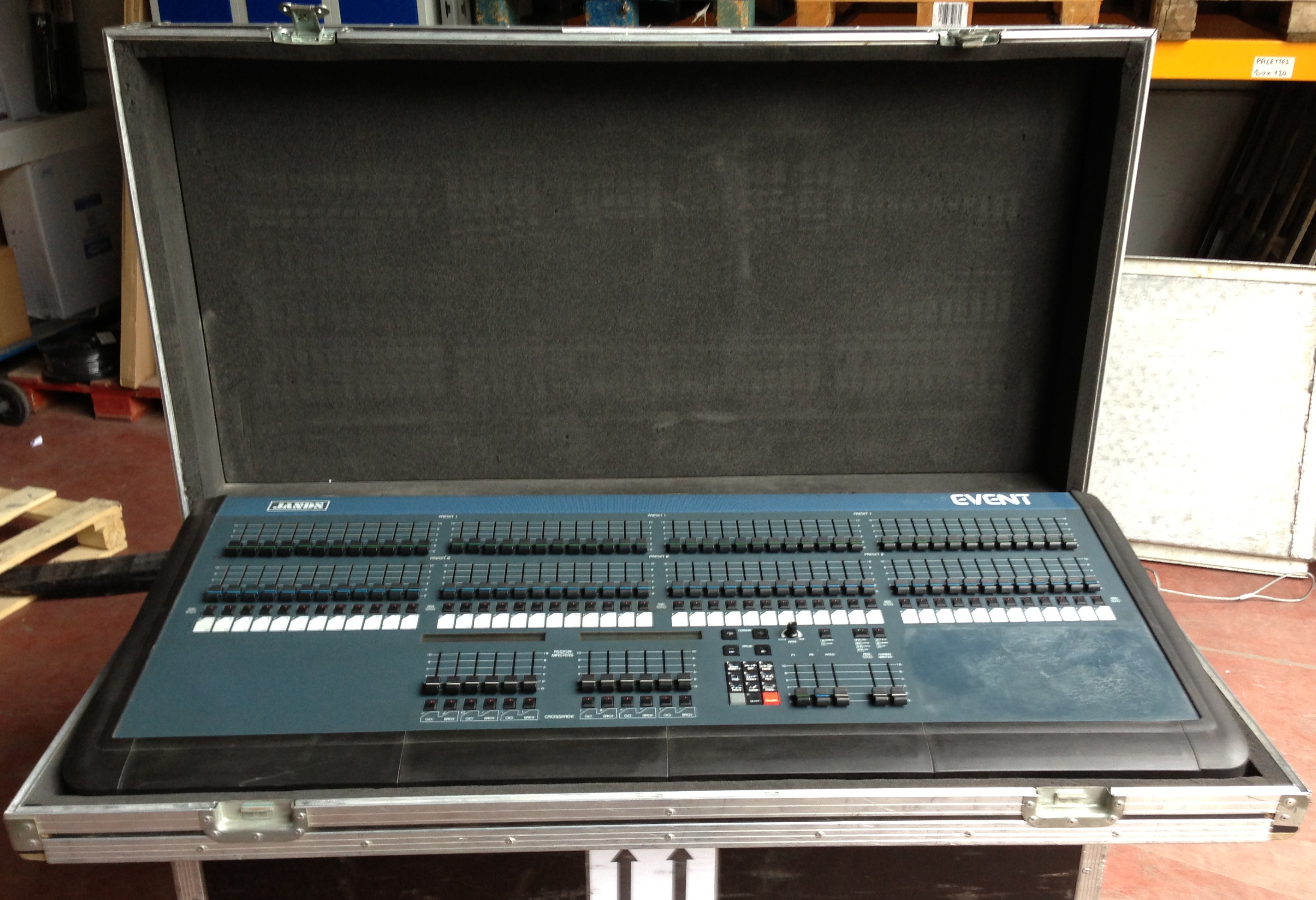 JANDS Console lumière Events 4896 livrée avec flightcase (Epuisé