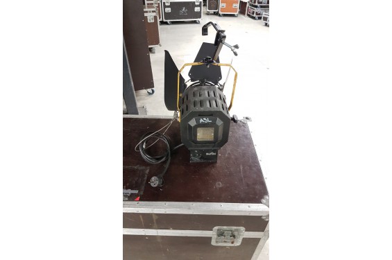 DE SISTI - LEONARDO PC Fresnel 1kW - livré avec lampe et volet (Occasion) DE SISTI - LEONARDO PC Fresnel 1kW - livré avec lampe et volet (Occasion)