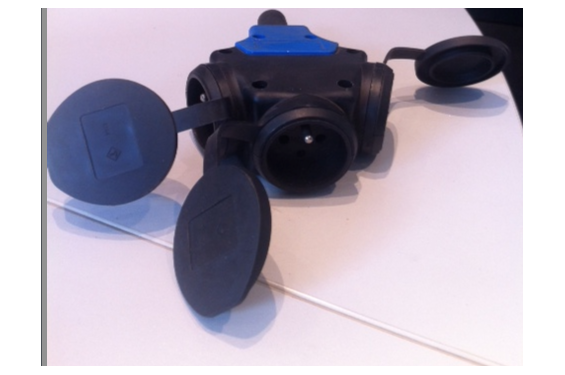 Prise Triple Femelle 250V - 16 A avec clapets (Neuf)